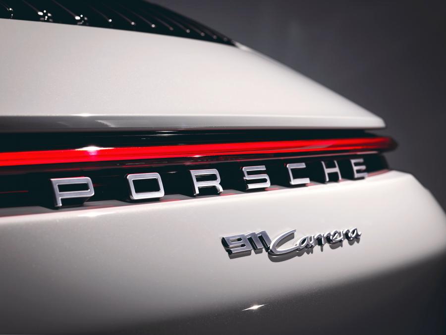 Логотип Porsche 911 Carrera Cabriolet (992) 2019 года  (WW) (фото 2 из 62)